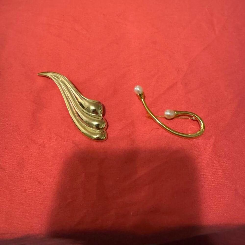 Lot of 2 Gold Toned brooches! 1st is shapeof wing,2nd curved design w fauxpearls